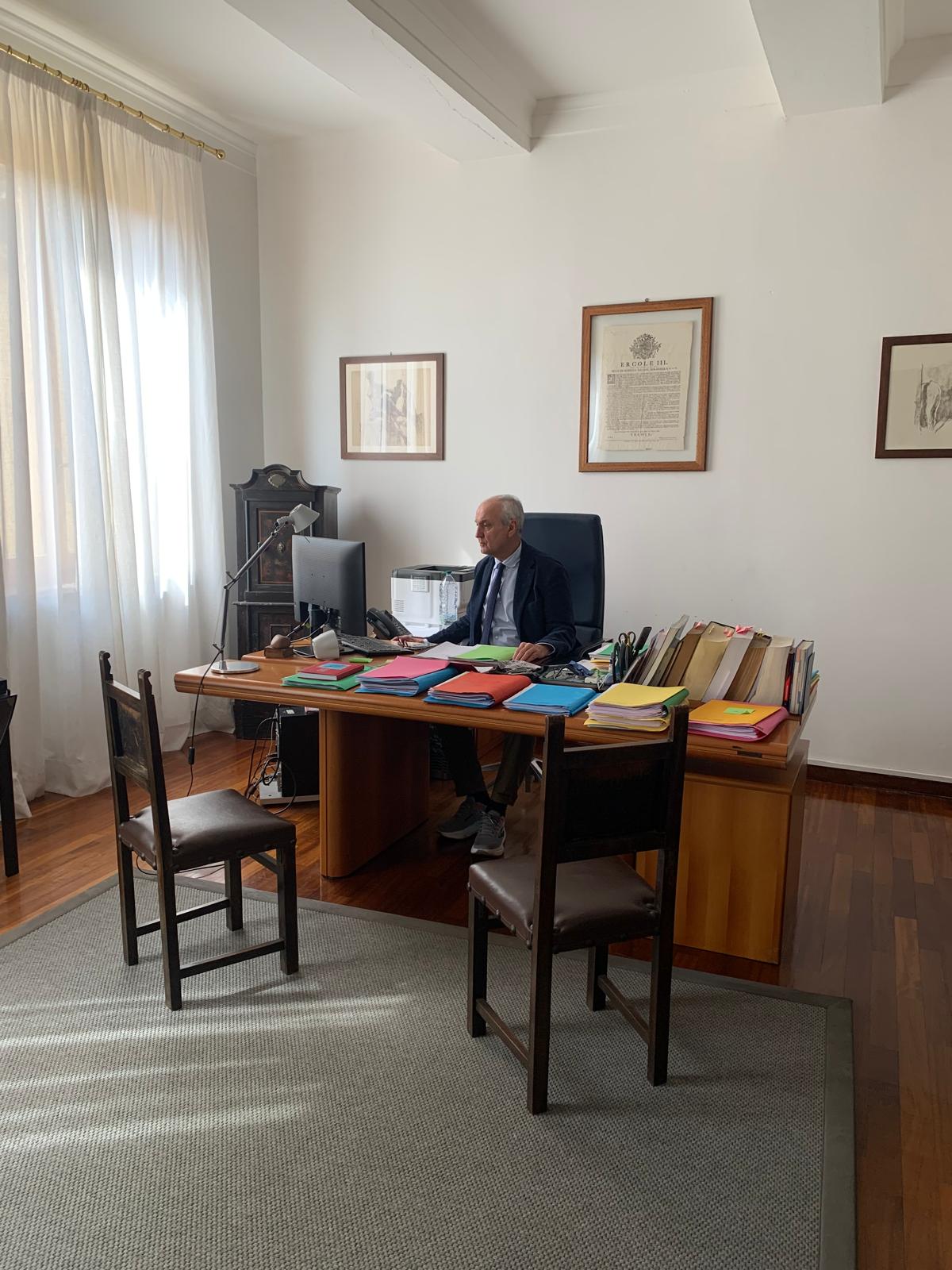 Scrivania e ambiente di lavoro